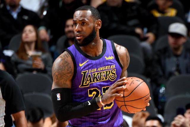  詹姆斯轰下三双数据，湖人逆转击败凯尔特人显韧性