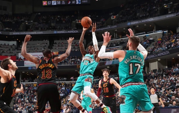  莫兰特暴扣点燃全场灰熊主场力擒开拓者